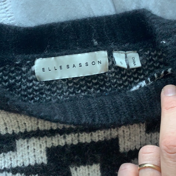 Gorgeous Elle Sasson Sweater - Picture 8 of 12